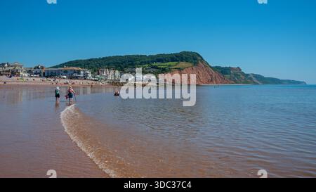 Blick entlang der Jurassic Coast vom sandigen Sidmouth Beach bei Ebbe, Sidmouth, Devon, England, Großbritannien an einem hellen sonnigen Tag im Jahr 2025 Stockfoto