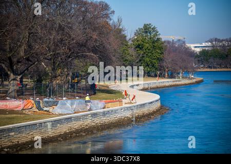 TIDAL Basin Seawall Reconstruction Phase 1 Stacked Stone Washington DC USA // WASHINGTON, D.C. — Ein neu errichteter Abschnitt der Seawall des Tidal Basin ist in der Nähe der Inlet Bridge zu sehen, Donnerstag, 18. Dezember 2025. Dieser Wiederaufbau ist ein kritischer Eingriff, da die ursprünglichen Mauern aus dem 19. Jahrhundert aufgrund regionaler Bodensenkungen gesunken sind. Dieser geologische Prozess ermöglicht es Brackwasser, die empfindlichen Wurzelsysteme der Yoshino-Kirschbäume (*Prunus x yedoensis*) zu überschwemmen und zu beschädigen, einer Kulturlandschaft, die aus einem Geschenk aus Japan von 1912 stammt. Stockfoto