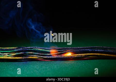 Eine Nahaufnahme von Funkenleitungen zeigt die Bedrohung durch Feuer und Notsituationen auf Stockfoto