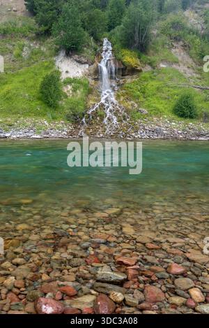 Wasserfall, der in den Middle Fork Flathead River mündet, Montana, USA. Stockfoto