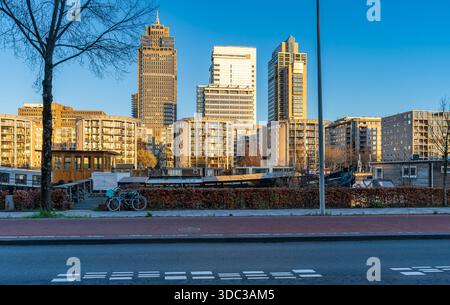 Moderne Bürotürme im Stadtteil Omval am Ufer der Amstel in Amsterdam-Oost, Niederlande Stockfoto