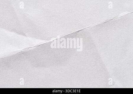 Nahaufnahme von zerknittertem weißem Papier mit feinen Falten und Falten. Stockfoto