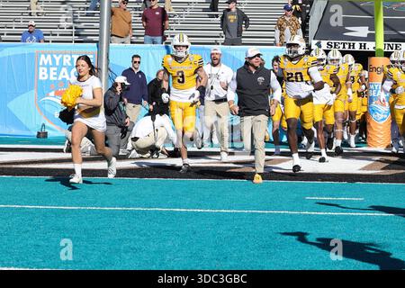 Hope Mills, North Carolina, USA. Dezember 2025. Lance Taylor, Cheftrainer der Western Michigan Broncos, führt das Team vor der ersten Hälfte des NCAA 2025 Myrtle Beach Bowl zwischen den Kennesaw State Owls und den Western Michigan Broncos am 19. Dezember 2025 im Brooks Stadium in Conway, SC. (Kreditbild: © Israel Anta via ZUMA Press Wire) NUR REDAKTIONELLE VERWENDUNG! Nicht für kommerzielle ZWECKE! Stockfoto