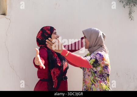 Zwei Frauen tragen Hijab-Hugginh und schauen in die Kamera. Hochwertige Fotos Stockfoto