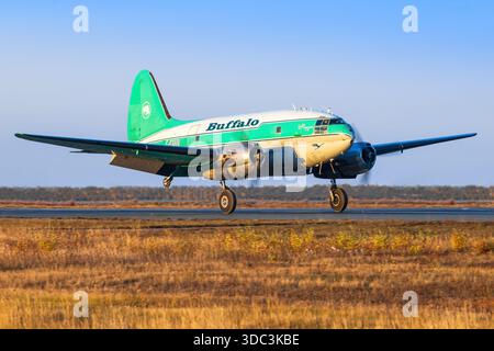 Yellowknife, Kanada - 23. September 2025: Buffalo Airways Curtiss C-46D Commando Stockfoto