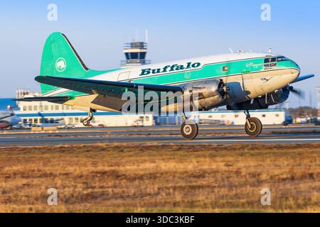 Yellowknife, Kanada - 23. September 2025: Buffalo Airways Curtiss C-46D Commando Stockfoto