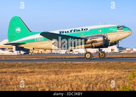 Yellowknife, Kanada - 23. September 2025: Buffalo Airways Curtiss C-46D Commando Stockfoto