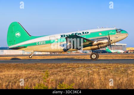 Yellowknife, Kanada - 23. September 2025: Buffalo Airways Curtiss C-46D Commando Stockfoto