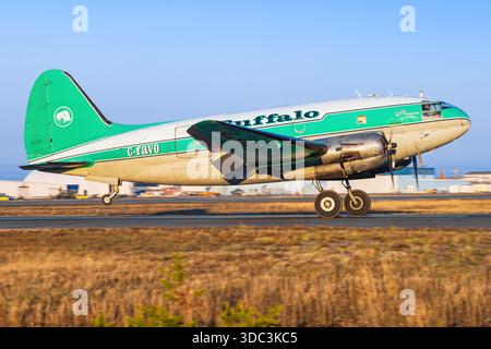 Yellowknife, Kanada - 23. September 2025: Buffalo Airways Curtiss C-46D Commando Stockfoto