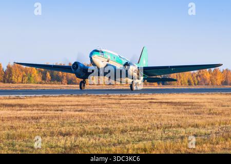 Yellowknife, Kanada - 23. September 2025: Buffalo Airways Curtiss C-46D Commando Stockfoto