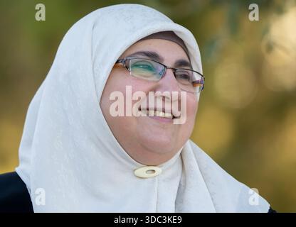 Schöne Frau, die Hijab im Park trägt. Hochwertige Fotos Stockfoto