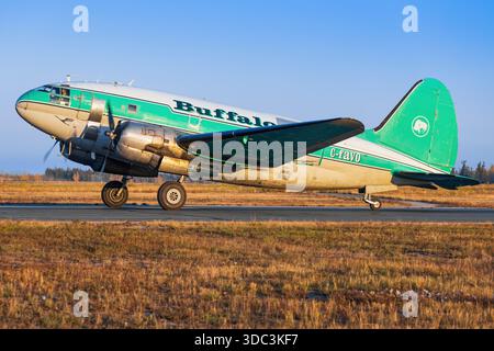 Yellowknife, Kanada - 23. September 2025: Buffalo Airways Curtiss C-46D Commando Stockfoto