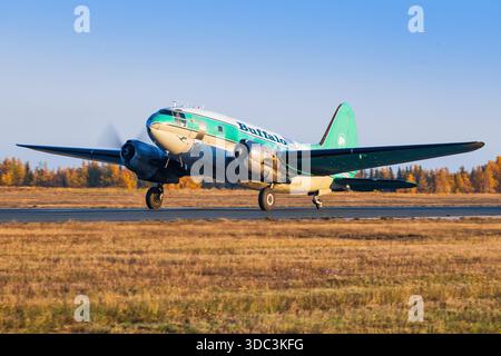 Yellowknife, Kanada - 23. September 2025: Buffalo Airways Curtiss C-46D Commando Stockfoto