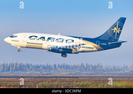 Yellowknife, Kanada - 23. September 2025: Nolinor Airways Boeing 737-200C Stockfoto