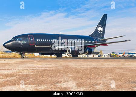Yellowknife, Kanada - 23. September 2025: Buffalo Airways Boeing 737-200C Stockfoto