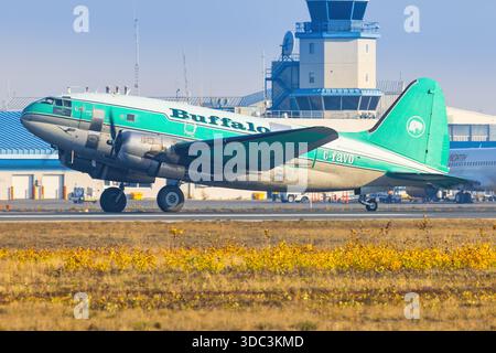 Yellowknife, Kanada - 23. September 2025: Buffalo Airways Curtiss C-46D Commando Stockfoto