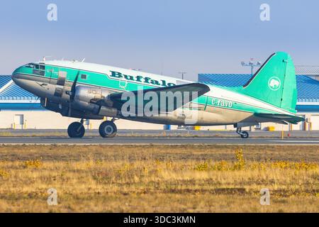 Yellowknife, Kanada - 23. September 2025: Buffalo Airways Curtiss C-46D Commando Stockfoto