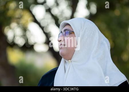Schöne Frau, die Hijab im Park trägt. Hochwertige Fotos Stockfoto