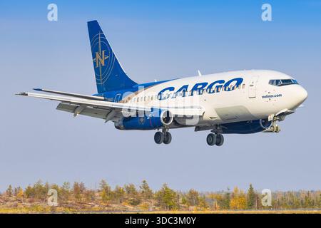 Yellowknife, Kanada - 23. September 2025: Nolinor Airways Boeing 737-200C Stockfoto