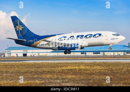 Yellowknife, Kanada - 23. September 2025: Nolinor Airways Boeing 737-200C Stockfoto