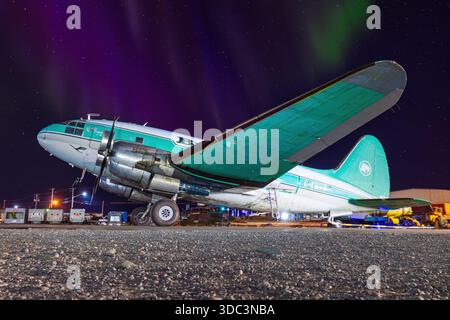 Yellowknife, Kanada - 23. September 2025: Buffalo Airways Curtiss C-46D Commando Stockfoto