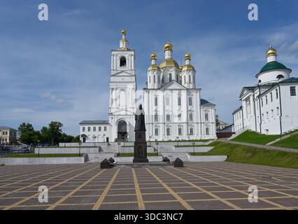 ARZAMAS, RUSSLAND - 19. JUNI 2025: Kathedrale der Heiligen Jungfrau an sonnigem Sommertag. Arzamas, Russland Stockfoto