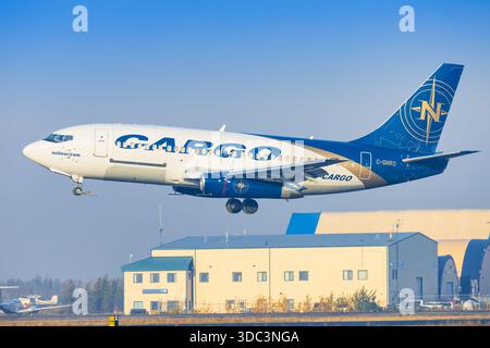 Yellowknife, Kanada - 23. September 2025: Nolinor Airways Boeing 737-200C Stockfoto