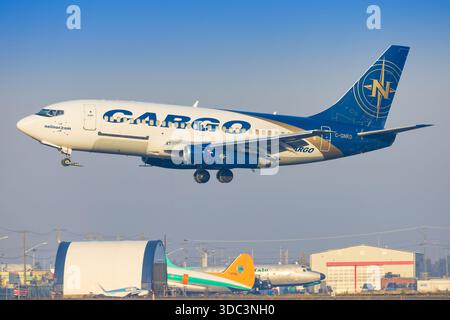 Yellowknife, Kanada - 23. September 2025: Nolinor Airways Boeing 737-200C Stockfoto