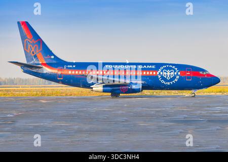 Yellowknife, Kanada - 23. September 2025: Nolinor Airways Boeing 737-200C Stockfoto