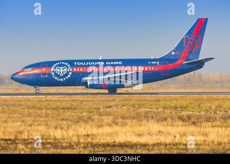 Yellowknife, Kanada - 23. September 2025: Nolinor Airways Boeing 737-200C Stockfoto