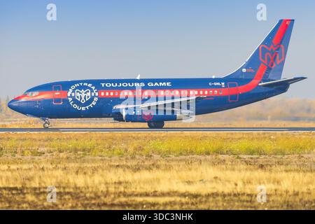Yellowknife, Kanada - 23. September 2025: Nolinor Airways Boeing 737-200C Stockfoto