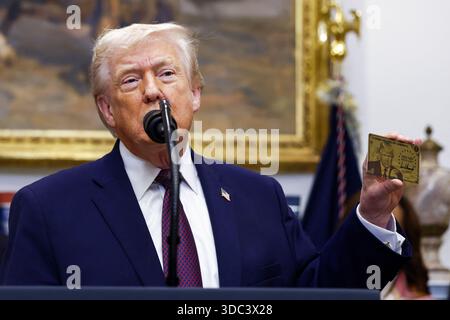 Washington, Usa. Dezember 2025. US-Präsident Donald Trump hält zusammen mit Führungskräften in der Pharmaindustrie während einer Ankündigung im Roosevelt Room des Weißen Hauses in Washington, DC, USA, am 19. Dezember 2025 Bemerkungen zur Senkung der Preise für Medikamente und Arzneimittel. Quelle: Abaca Press/Alamy Live News Stockfoto