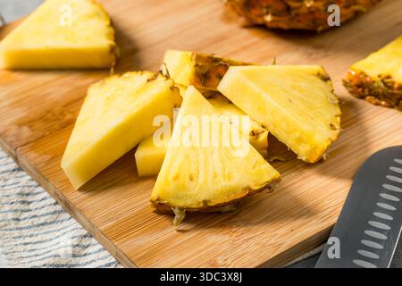 Bio geschnittene rohe Ananaskeile auf einem Schneidebrett Stockfoto