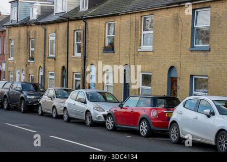 Reihe von viktorianischen Reihenhäusern mit Autos am Straßenrand, typische Straße mit Häusern und Autos in Cowes auf der isle of wight UK Stockfoto