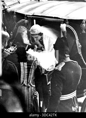 Königliche Hochzeit in Westminster Abbey. Princes Marina kam in der Abtei an, um den Herzog von Kent zu heiraten. 31. Dezember 1934. Stockfoto