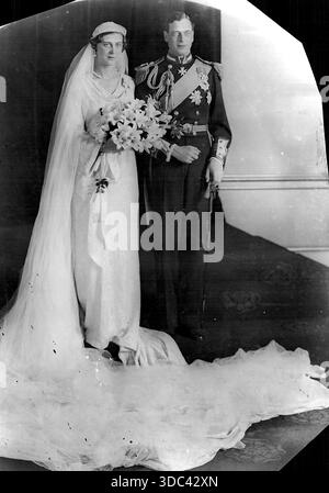 Die königliche Hochzeit - die Braut und der Bräutigam - die königliche Hochzeit von H. R.H. dem Herzog von Kent und Prinzessin Marina, die in der Westminster Abbey stattfand Stockfoto