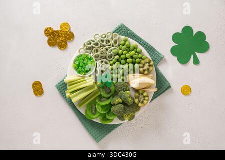 Gesunde grüne Vorspeisen mit Obst und Gemüse für St. Patrick's Day Party oder Feiertagstisch. Blick von oben. Stockfoto