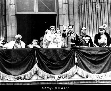 Die königliche Hochzeit - der Herzog und die Herzogin von Kent winken den ***** zu Menschenmassen, von einem Balkon von Buckingham. ***** Die ***** Wird rechts gesehen, ein Stockfoto