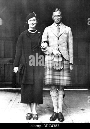 Die königliche Romantik – Prinz George und Prinzessin Marina posieren lächelnd für ihre Fotos im Balmoral Castle. George und seine Verlobte, Prinzessin Marina Stockfoto