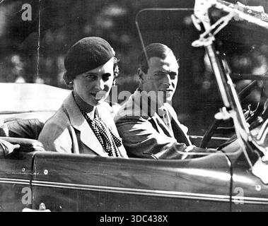 Prinz George und seine Verlobte verlassen Salzburg - Prinz George am Steuer des Autos, mit seiner Verlobten Prinzessin Marina von Griechenland, und verlassen Salzburg Y Stockfoto