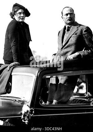 Königliche Zuschauer -- der Herzog und die Herzogin von Gloucester, die ein Punkt-zu-Punkt-Rennen in Berkshire durch das 'Sonnenschein Dach' ihres Autos beobachten. April 03 Stockfoto