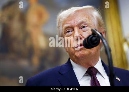 Washington, Usa. Dezember 2025. US-Präsident Donald Trump hält zusammen mit Führungskräften in der Pharmaindustrie während einer Ankündigung im Roosevelt Room des Weißen Hauses in Washington, DC, USA, am 19. Dezember 2025 Bemerkungen zur Senkung der Preise für Medikamente und Arzneimittel. Quelle: Abaca Press/Alamy Live News Stockfoto