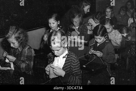 Umerziehung Der Deutschen Jugend -- ***** Mädchen, die jetzt unter alliierter Aufsicht geschult werden, werden während eines Strickens in einer Berliner Schule gesehen, die von der A eröffnet wurde Stockfoto
