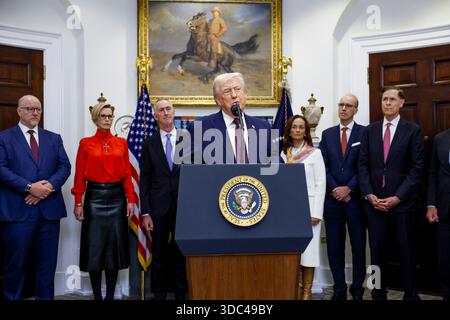 Washington, Usa. Dezember 2025. US-Präsident Donald Trump hält zusammen mit Führungskräften in der Pharmaindustrie während einer Ankündigung im Roosevelt Room des Weißen Hauses in Washington, DC, USA, am 19. Dezember 2025 Bemerkungen zur Senkung der Preise für Medikamente und Arzneimittel. Quelle: Abaca Press/Alamy Live News Stockfoto