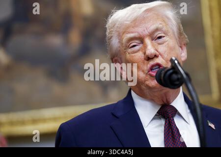 Washington, Usa. Dezember 2025. US-Präsident Donald Trump hält zusammen mit Führungskräften in der Pharmaindustrie während einer Ankündigung im Roosevelt Room des Weißen Hauses in Washington, DC, USA, am 19. Dezember 2025 Bemerkungen zur Senkung der Preise für Medikamente und Arzneimittel. Quelle: Abaca Press/Alamy Live News Stockfoto