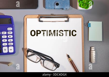 Pessimist oder Optimist Symbol. Geschäftsmann dreht Würfel und ändert das Wort 'Pessimist' zu 'Optimist'. Schöner orangefarbener Tisch, orangefarbener Hintergrund. Busin Stockfoto