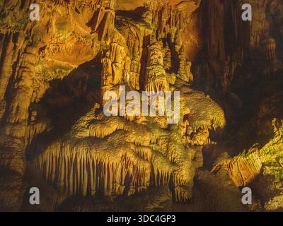 Ein atemberaubender Blick von innen auf die berühmte beleuchtete Saeva Dupka Höhle im Balkangebirge, Bulgarien, mit spektakulärer Natur Stockfoto