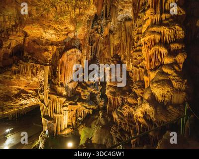 Ein atemberaubender Blick von innen auf die berühmte beleuchtete Saeva Dupka Höhle im Balkangebirge, Bulgarien, mit spektakulärer Natur Stockfoto