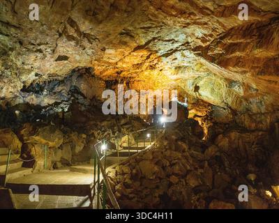 Ein atemberaubender Blick von innen auf die berühmte beleuchtete Saeva Dupka Höhle im Balkangebirge, Bulgarien, mit spektakulärer Natur Stockfoto