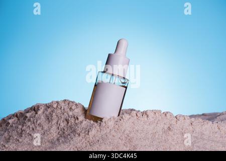 Feuchtigkeitsspendendes Produkt in einer transparenten Glasflasche mit Pipette. Serum zur Trockenhautpflege mit Vitamin C für Frauen. Naturöl für die Körperpflege im Sommer Stockfoto